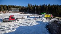 Příprava závodních tratí Vysočina areny na biatlonový Světový pohár v Novém Městě na Moravě.