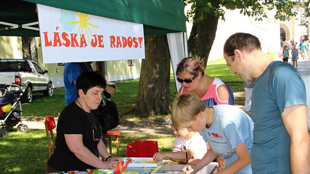 „Láska je radost,“ hlásalo motto třinácté diecézní poutě rodin ve Žďáře nad Sázavou. Dopolední mši následovaly připravené přednášky, divadelní a hudební představení i program u stánků rozprostřených po celém areálu zámku.