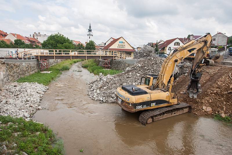 O den dříve, než bylo původně naplánováno, šel k zemi most přes řeku Balinku v Třebíčské ulici ve Velkém Meziříčí.