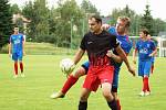 Fotbalistům Radešínské Svratky (v modrých dresech) se v novém ročníku druhé nejvyšší krajské soutěže vůbec nedaří.