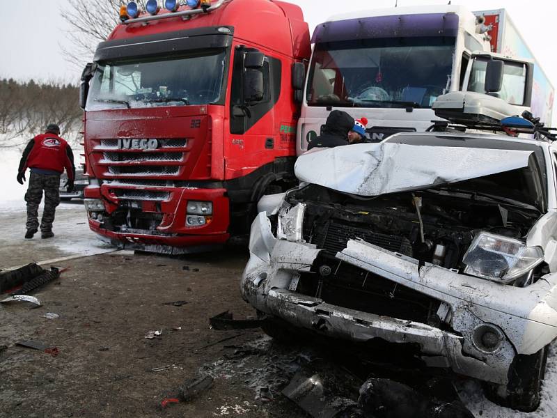 Na 117. kilometru dálnice D1 ve směru na Prahu došlo včera před polednem k hromadné dopravní nehodě několika desítek nákladních a osobních aut. 