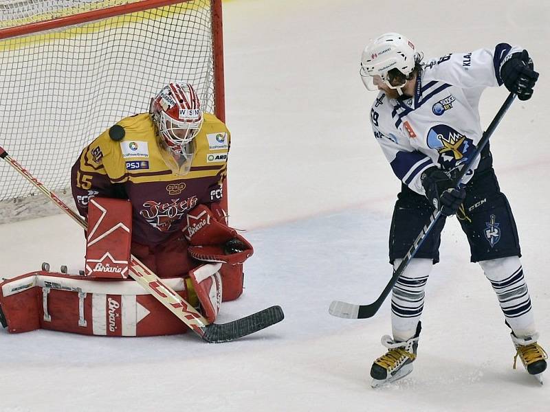 Druhý zápas semifinále play off první hokejové ligy: HC Dukla Jihlava - HC Rytíři Kladno, 14. března v Jihlavě. Brankář Jihlavy Miroslav Svoboda a Adam Kubík z Kladna.