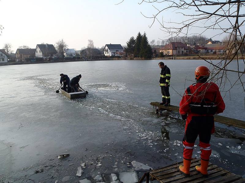Žďárští a jamští hasiči zachránili před časem psa, který se topil v rybníku v Jámách. Přes led se k němu museli probourat.