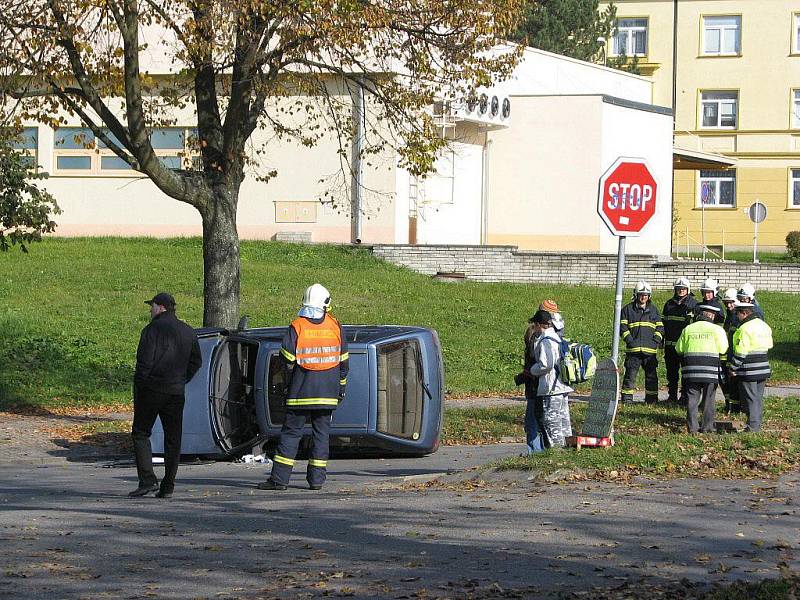 Především nepřiměřená rychlost stála za dopravní nehodou, k níž došlo ve čtvrtek odpoledne ve žďárské ulici Neumannova. 