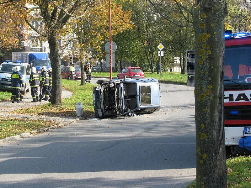 Především nepřiměřená rychlost stála za dopravní nehodou, k níž došlo ve čtvrtek odpoledne ve žďárské ulici Neumannova. 