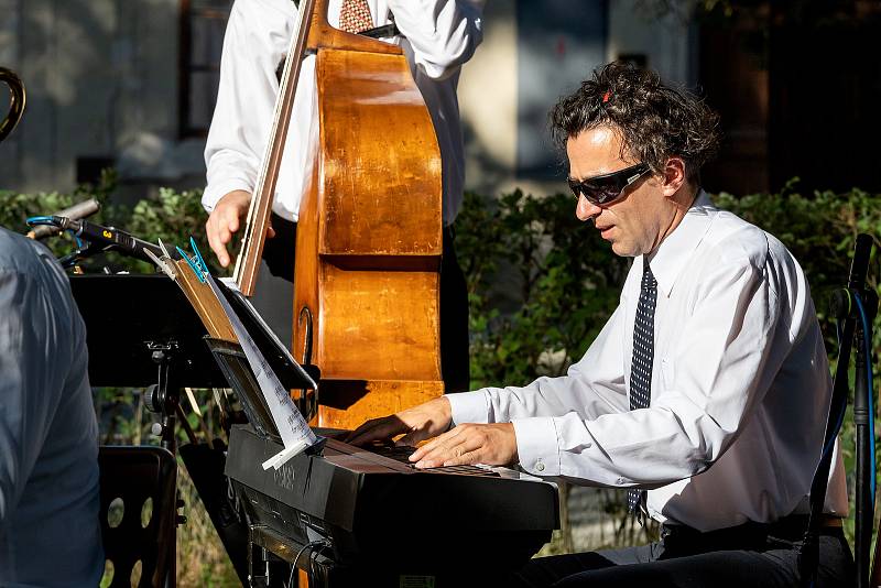 Koncert Jazzbandu Schwarzenberské gardy zněl pod stromovými velikány zámku.