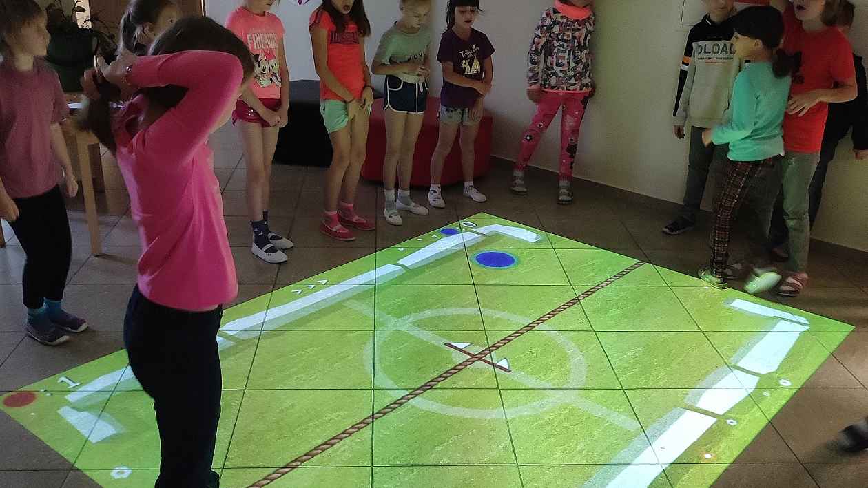 Na škole v Mostištích se děti učí pomocí interaktivní podlahy, podívejte se