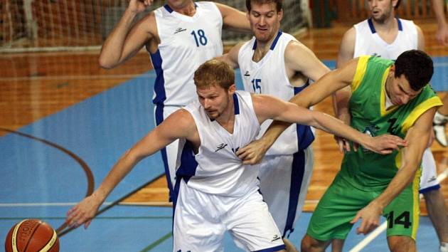 V POHÁRU KONČÍ. Basketbalisté Žďáru (v bílém) prvoligového soupeře z Ostravy nezaskočili a na domácí palubovce mu podlehli o pět bodů. V poháru tak končí už ve 2. kole.   
