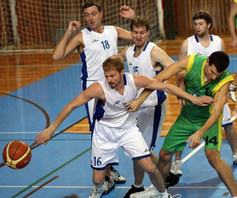 V POHÁRU KONČÍ. Basketbalisté Žďáru (v bílém) prvoligového soupeře z Ostravy nezaskočili a na domácí palubovce mu podlehli o pět bodů. V poháru tak končí už ve 2. kole.   