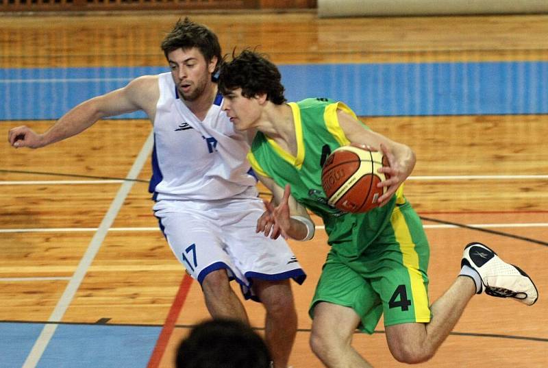 V POHÁRU KONČÍ. Basketbalisté Žďáru (v bílém) prvoligového soupeře z Ostravy nezaskočili a na domácí palubovce mu podlehli o pět bodů. V poháru tak končí už ve 2. kole.   