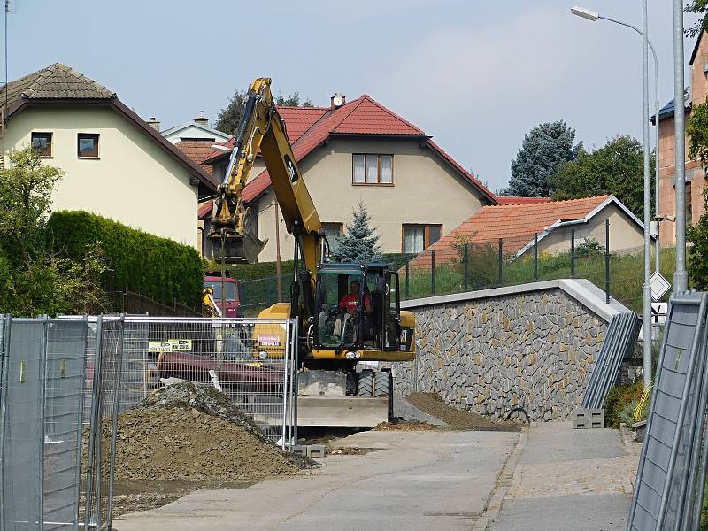 Stavební práce v bystřické Zahradní ulici.