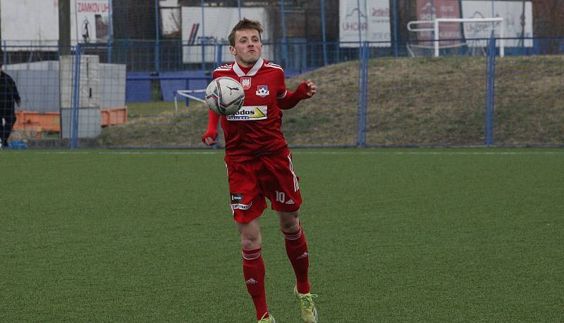 Fotbalisté Slovácka B (v černém) ve 22. kole MSFL podlehli na kunovické Bělince Velkému Meziříčí (v červeném) 0:1.