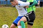 V posledním podzimním kole Moravskoslezské ligy vyhráli fotbalisté SFK Vrchovina 2:1 nad Blanskem (bílé dresy).