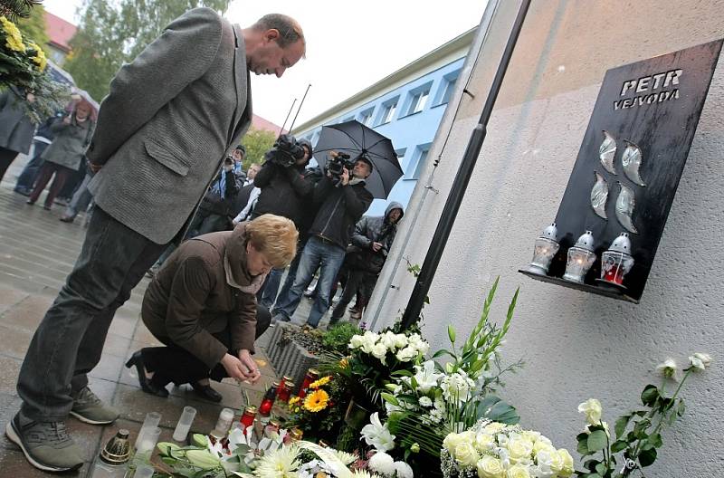 Vedení školy, desítky žáků a rodina položili 14. října ve Žďáru nad Sázavou květiny u pamětní desky před školou jako vzpomínku na spolužáka Petra Vejvodu. Šestnáctiletý student zemřel před rokem, když bránil spolužačku před útokem psychicky nemocné ženy.