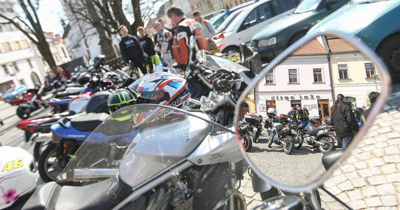 Jako první na Vysočině zahájili v sobotu letošní sezonu motorkáři ve Velkém Meziříčí. Na tamním náměstí se jich sešlo několik set, ke zdařilé akci přispělo slunečné počasí.