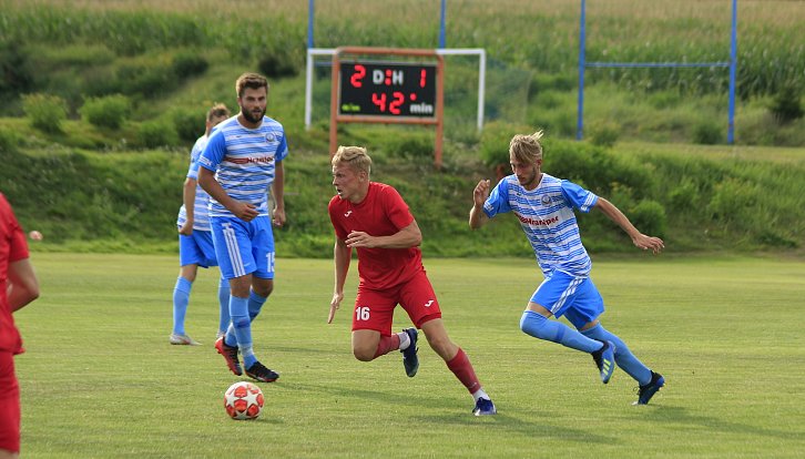 V krajském derby v neděli vyzvou fotbalisté Humpolce  (v modrobílém) hráče Staré Říše (v červeném).