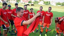 Fotbalisté Radešínské Svratky (v oranžových dresech) si vybojovali postup do krajské I. A třídy.