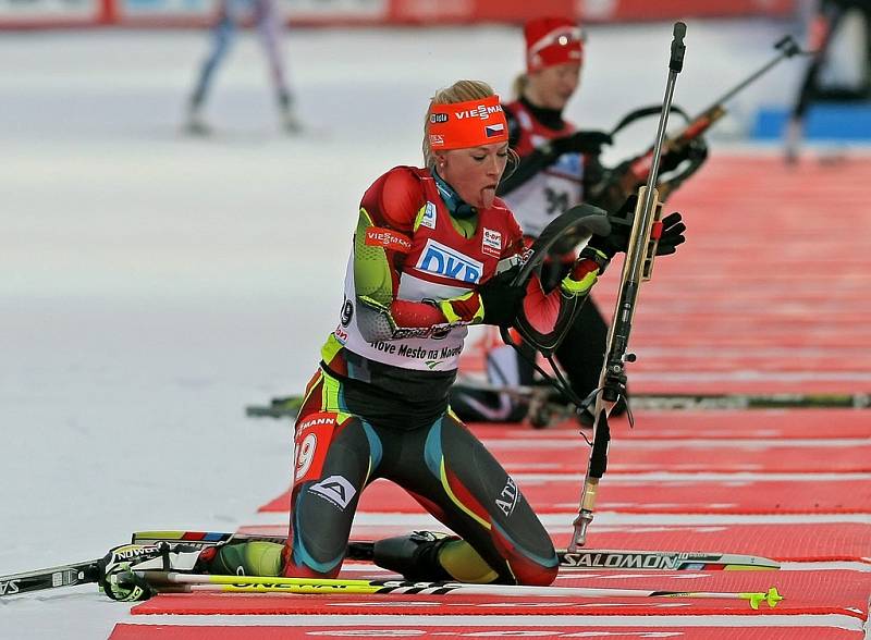 Vyčerpaná Barbora Tomešová po střelbě vleže. Její výsledný čas bohužel nestačil pro start v nedělním stíhacím závodě.