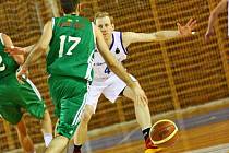 Žďárská obrana (ve světlém Pavel Růžička) inkasuje v průměru pouze 62 bodů na zápas, nejméně ze všech 36 týmů. Na play-off to však basketbalistům po pěti letech nestačilo. 