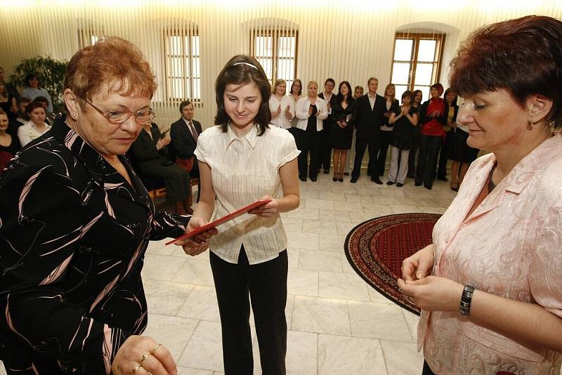 Celkem patnáct studentek a jeden student symbolicky zakončili své tříleté působení na Vyšší odborné škole zdravotnické ve Žďáře nad Sázavou.