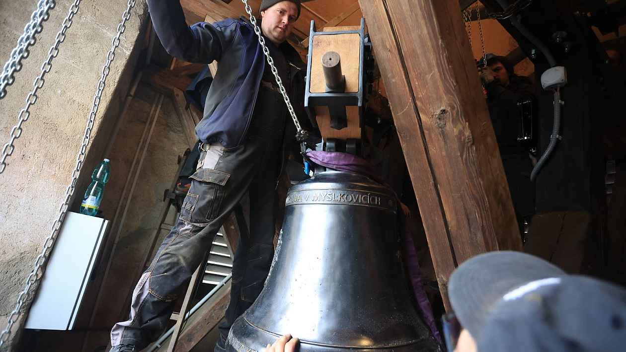 Bystřici rozezněly po osmdesáti letech nové zvony. Staré zrekvíroval protektorát