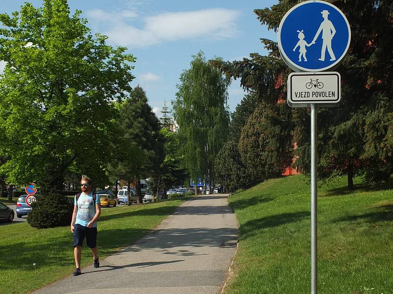 Při jízdě po chodníku v Dolní ulici se už cyklisté pokuty obávat nemusejí.