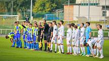 V nedělním divizním utkání mezi fotbalisty FC Žďas Žďár nad Sázavou (v bílém) a Tasovicemi (v modrožlutém) se body po remíze 2:2 dělily.