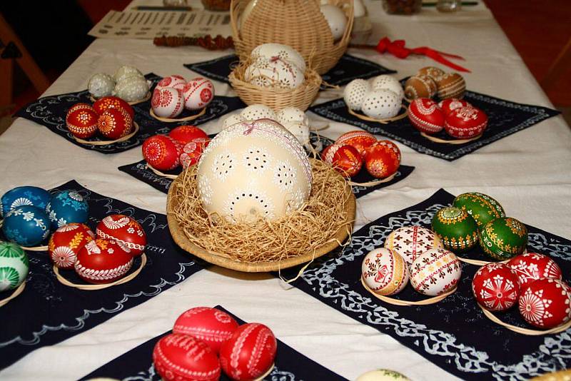 Kraslice všech druhů, velikostí a barev byly jedním z hlavních lákadel velikonočního jarmarku, který se konal v rodinném centru Srdíčko na poliklinice ve Žďáře nad Sázavou.