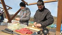 Malé gastronomické hody zpestřily sobotní program na sjezdovce v Novém Jimramově. Lidé mohli ochutnávat z pěti různých domácích gulášů, kteří místní kuchtíci připravovali z vlastních surovin a vařili v kotlících na otevřeném ohni přímo pod hlavním svahem.