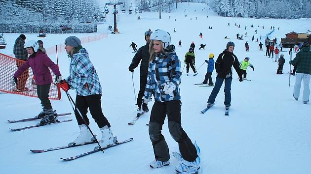Na Harusův kopec se vydaly o víkendu stovky lyžařů i snowboardistů. V sobotu se kromě něj lyžovalo na Žďársku už jen v Jimramově.