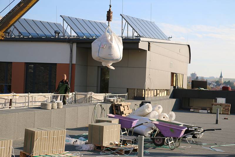 Na střechu budovaného dětského pavilonu bude v následujících dnech navezena ještě zemina.