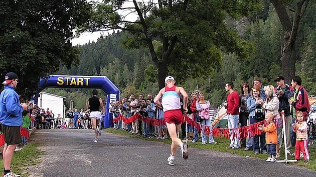 Nositel tradic Bystřicka. Dvaatřicetikilometrový Malý svratecký maraton z Víru do Nedvědice a zpět se běhá bez přerušení od roku 1954.