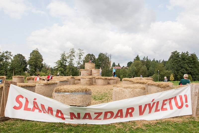 Bludiště ze slámy z autorské dílny sochaře a malíře Michala Olšiaka je nově postavené na Farských humnech ve Žďáře nad Sázavou.