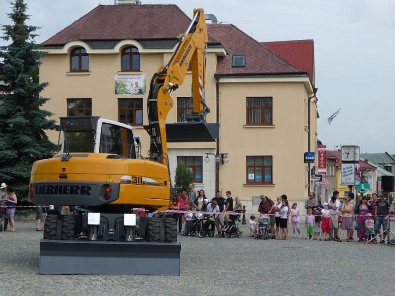 Milostné duo pro bagr a tanečníka v představení Něžný bagr viděly v sobotu dopoledne na náměstí Republiky stovky diváků.