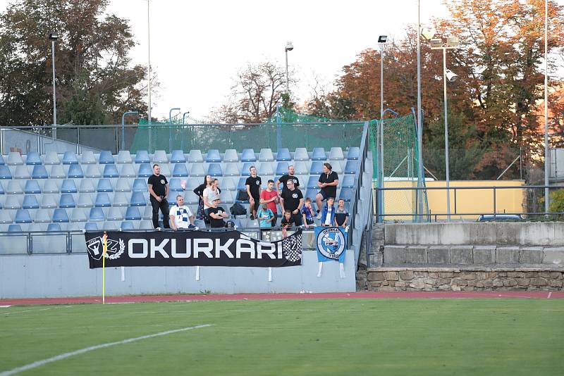 Fotbalisté Nového Města na Moravě (v zeleném) v pátek vyhráli ve Znojmě (v modrém) 2:0.