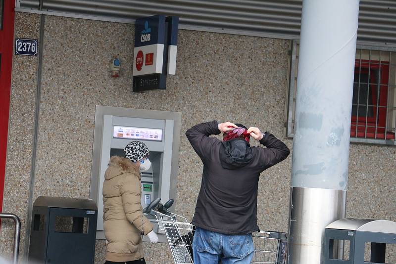 Lidé ve Žďáře začali nosit ochranné roušky.