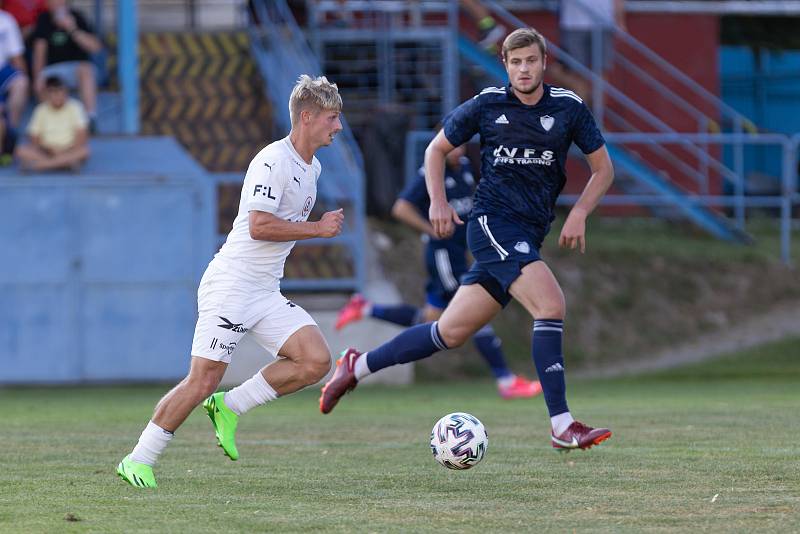 V úvodním kole soutěžního ročníku 2022/2023 remizovali fotbalisté Nového Města na Moravě (v modrém) s juniorkou Slovácka (v bílém) 1:1.