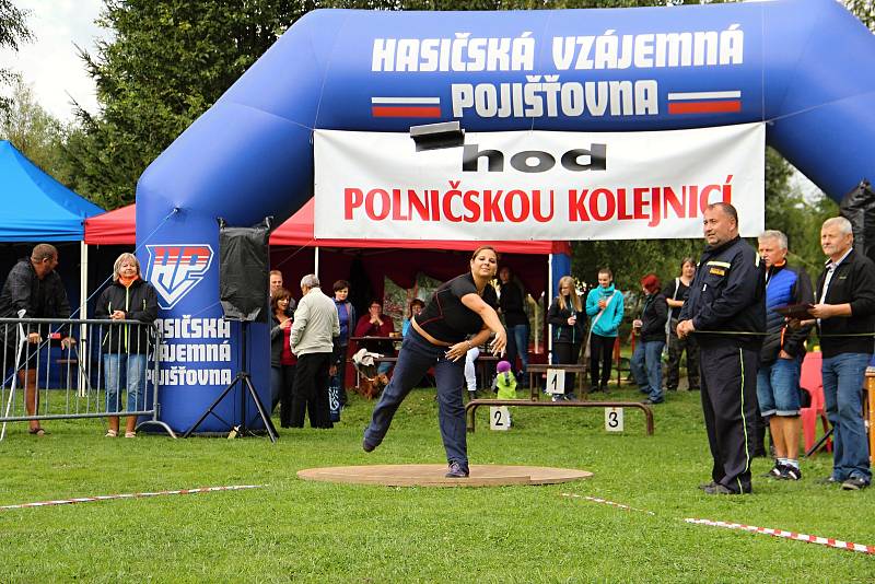 Tradiční Hod polničskou kolejnicí se letos uskutečnil už posedmnácté, děti házely dřevěnou replikou.