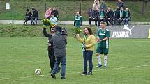 Při nedělním televizním utkání si fotbalisté Borů (v zelených dresech) i Bobrové (ve žlutém) užili mimo jiné i znělky z Champions League.