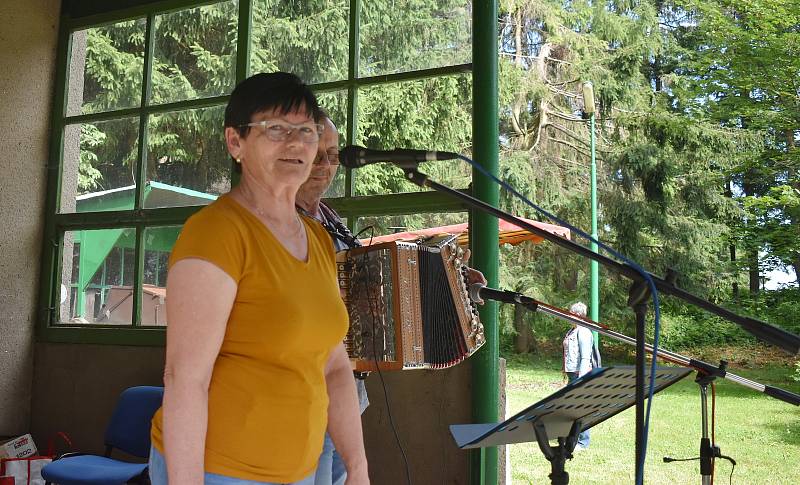 Diváci i účinkující se na setkání harmonikářů a heligonkářů dokonale bavili.