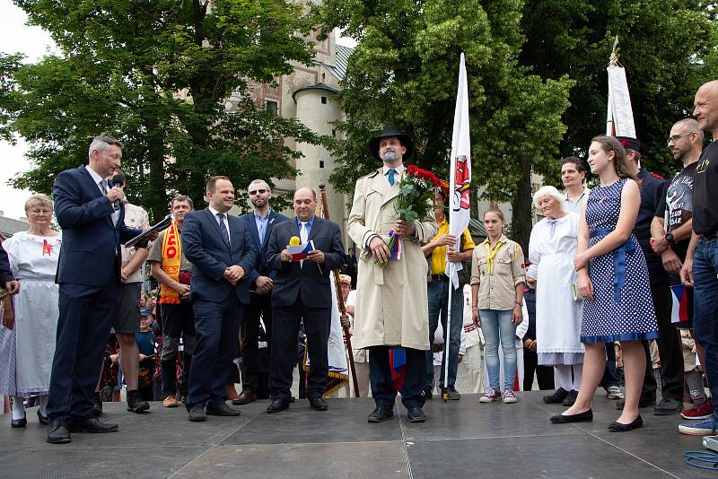 Téměř na den přesně se do Nového Města na Moravě vrátil po devadesáti letech první československý prezident Tomáš Garrigue Masaryk. Novoměští ho v sobotu při městských slavnostech Nova Civitas přivítali stejně jako 17. června 1928 – chlebem a solí. FOTO: 