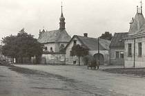 Horní ulice začátkem třicátých let 20. století. Vpravo od kostela nejsvětější Trojice je městský chudobinec a zcela vpravo hostinec Convent.