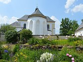 Tradiční dny otevřených zahrad se letos ve žďárském zámku budou konat o víkendu 27. a 28. května. Nahlédnout do soukromých zahrad hraběnky Tamary Kinské mají návštěvníci možnost jen jednou ročně.