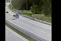 Dva lidské životy vyhasly při nehodě na dálnici D1 v pondělí 6. června odpoledne. U obce Meziříčko na Žďársku zde osobní auto narazilo do přívěsného vozíku, který za sebou táhla dodávka.