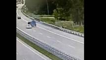 Dva lidské životy vyhasly při nehodě na dálnici D1 v pondělí 6. června odpoledne. U Meziříčka na Žďársku osobní auto narazilo do přívěsného vozíku, který za sebou táhla dodávka.