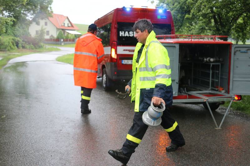 Hasiči na Žďársku měli v neděli plné ruce práce.