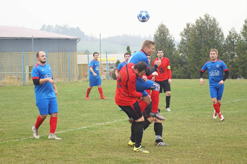 V utkání mezi hráči Koutů (v červených dresech) a Radešínské Svratky (v modrém) se body dělily.