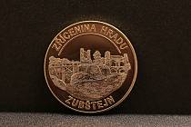V nabídce je nově pamětní mince i magmetky s Chudobínskou borovicí a kostelem svatého Václava ve Zvoli.