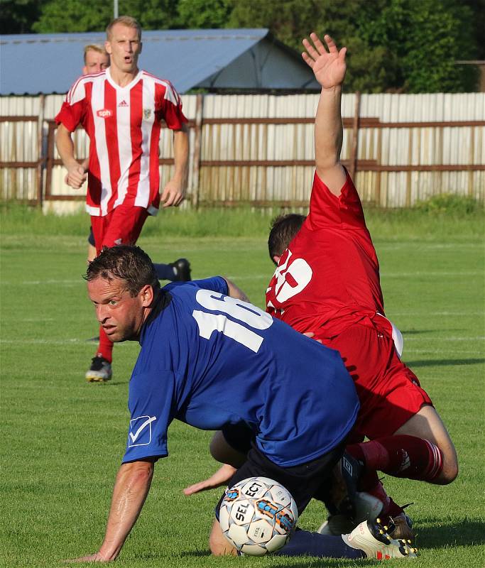 V posledním kole fotbalisté Bystřice (v červeném) zdolala Přibyslav (v modrém) 6:3.