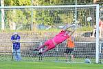 Divizní krajské derby mezi domácími fotbalisty Žďáru nad Sázavou (v bílém) a Slavojem Polná (v červených dresech) skončil jasnou výhrou FC Žďas 6:0.